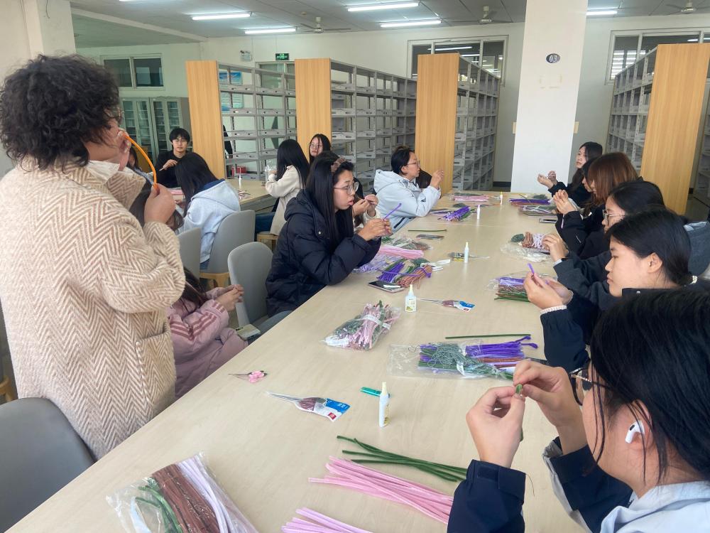 绒花制作活动现场